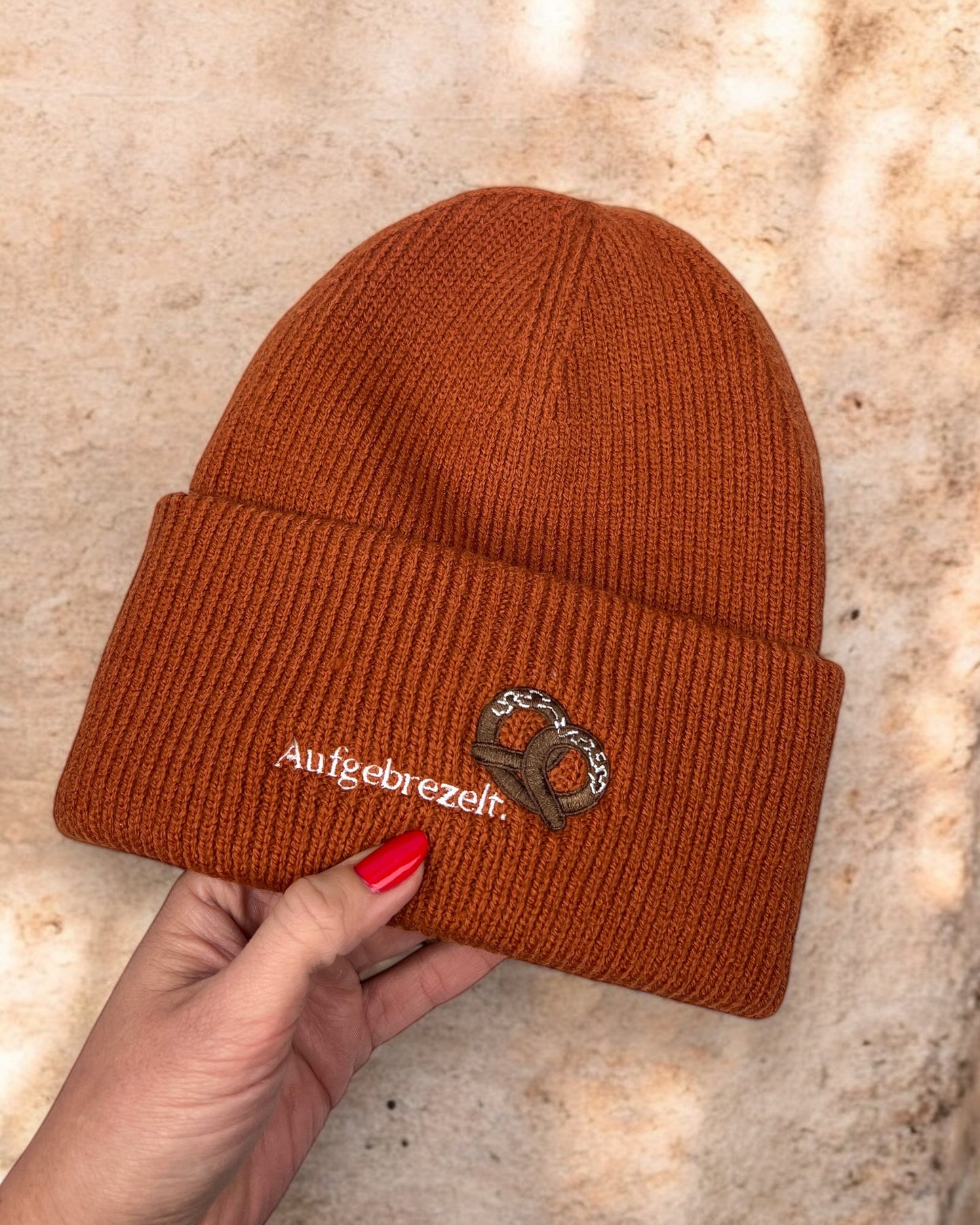 Beanie Mütze - Aufgebrezelt. - rusty brown